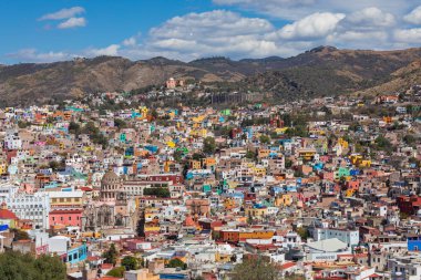Guanajuato Şehri tarihi merkezi. Yamaçta renkli evler inşa edildi. Guanajuato Eyaleti, Meksika.