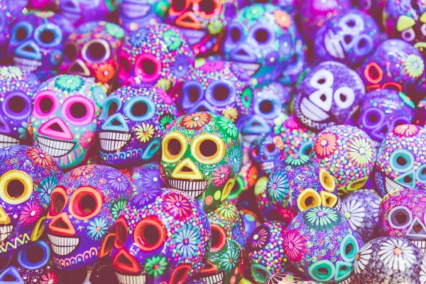 Dekorerade Färgglada Skallar Keramik Dödssymbol Marknaden Dag För Död Mexiko — Stockfoto