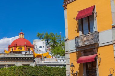 Guanajuato 'daki renkli koloni evleri. Meksika 'nın Guanajuato şehrinde renkli sokaklar ve dar sokaklar. İspanyol Koloni Biçimi.