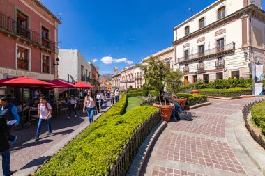 Guanajuato 'daki renkli koloni evleri. Meksika 'nın Guanajuato şehrinde renkli sokaklar ve dar sokaklar. İspanyol Koloni Biçimi.