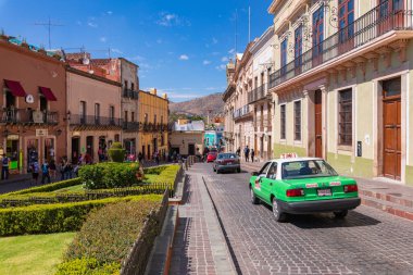 Guanajuato 'daki renkli koloni evleri. Meksika 'nın Guanajuato şehrinde renkli sokaklar ve dar sokaklar. İspanyol Koloni Biçimi.