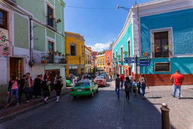 Guanajuato 'daki renkli koloni evleri. Meksika 'nın Guanajuato şehrinde renkli sokaklar ve dar sokaklar. İspanyol Koloni Biçimi.