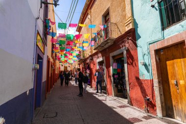Guanajuato 'daki renkli koloni evleri. Meksika 'nın Guanajuato şehrinde renkli sokaklar ve dar sokaklar. İspanyol Koloni Biçimi.