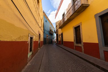 Guanajuato 'daki renkli koloni evleri. Meksika 'nın Guanajuato şehrinde renkli sokaklar ve dar sokaklar. İspanyol Koloni Biçimi.