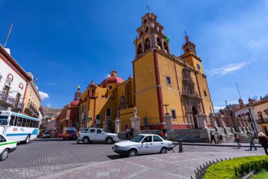 Guanajuato Katedrali ve Meksika 'nın Guanajuato şehrindeki Plaza de la Paz Bazilikası..