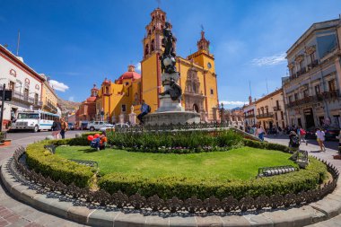 Guanajuato Katedrali ve Meksika 'nın Guanajuato şehrindeki Plaza de la Paz Bazilikası..