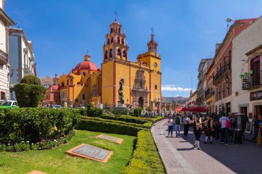 Guanajuato Katedrali ve Meksika 'nın Guanajuato şehrindeki Plaza de la Paz Bazilikası..