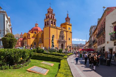 Guanajuato Katedrali ve Meksika 'nın Guanajuato şehrindeki Plaza de la Paz Bazilikası..