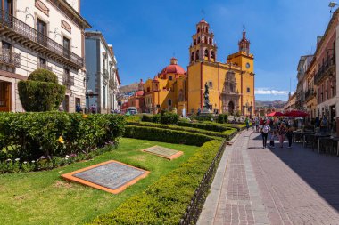 Guanajuato Katedrali ve Meksika 'nın Guanajuato şehrindeki Plaza de la Paz Bazilikası..