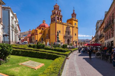 Guanajuato Katedrali ve Meksika 'nın Guanajuato şehrindeki Plaza de la Paz Bazilikası..