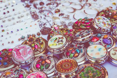 Guanajuato, Meksika 'daki yerel pazarda geleneksel hediyelik eşyalar.. 