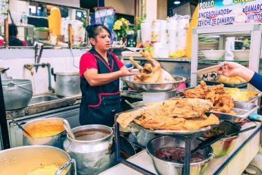 Cuenca, Ekvador - 11 Şubat 2020: Geleneksel Ekvador gıda pazarı Cuenca, Ekvador, Güney Amerika 'da tarım ürünleri ve diğer gıda ürünleri satıyor. 