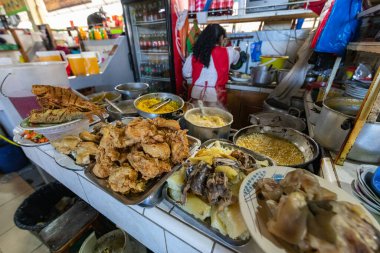 Cuenca, Ekvador - 11 Şubat 2020: Geleneksel Ekvador gıda pazarı Cuenca, Ekvador, Güney Amerika 'da tarım ürünleri ve diğer gıda ürünleri satıyor. 