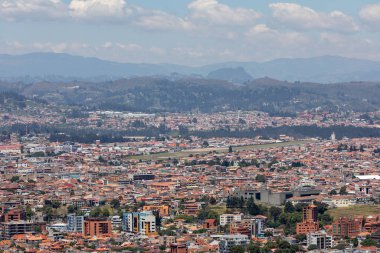 Ekvador 'un Cuenca şehrinin manzarası, güneşli yaz günlerinde birçok kilise var. Güney Amerika. 