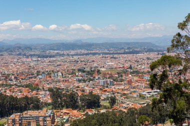 Ekvador 'un Cuenca şehrinin manzarası, güneşli yaz günlerinde birçok kilise var. Güney Amerika. 