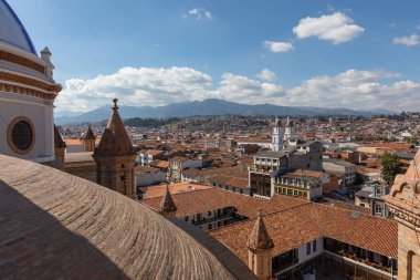 Ekvador 'un Cuenca şehrinin manzarası, güneşli yaz günlerinde birçok kilise var. Güney Amerika. 