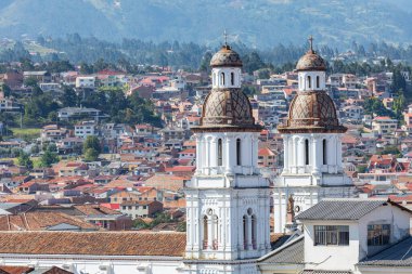 Ekvador 'un Cuenca şehrinin manzarası, güneşli yaz günlerinde birçok kilise var. Güney Amerika. 