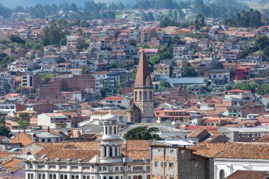 Ekvador 'un Cuenca şehrinin manzarası, güneşli yaz günlerinde birçok kilise var. Güney Amerika. 
