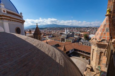 Ekvador 'un Cuenca şehrinin manzarası, güneşli yaz günlerinde birçok kilise var. Güney Amerika. 