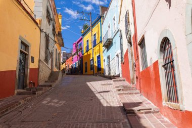 Guanajuato 'daki renkli koloni evleri. Meksika 'nın Guanajuato şehrinde renkli sokaklar ve dar sokaklar. İspanyol Koloni Biçimi.