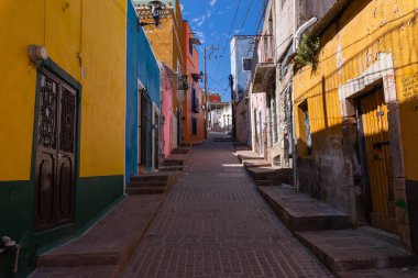Guanajuato 'daki renkli koloni evleri. Meksika 'nın Guanajuato şehrinde renkli sokaklar ve dar sokaklar. İspanyol Koloni Biçimi.
