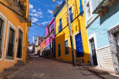 Guanajuato 'daki renkli koloni evleri. Meksika 'nın Guanajuato şehrinde renkli sokaklar ve dar sokaklar. İspanyol Koloni Biçimi.