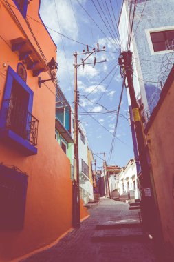 Guanajuato 'daki renkli koloni evleri. Meksika 'nın Guanajuato şehrinde renkli sokaklar ve dar sokaklar. İspanyol Koloni Biçimi.