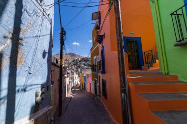 Guanajuato 'daki renkli koloni evleri. Meksika 'nın Guanajuato şehrinde renkli sokaklar ve dar sokaklar. İspanyol Koloni Biçimi.
