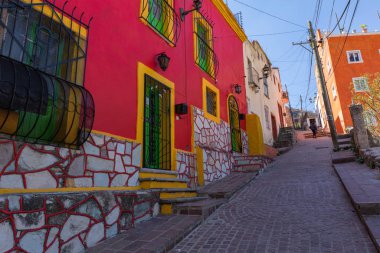 Guanajuato 'daki renkli koloni evleri. Meksika 'nın Guanajuato şehrinde renkli sokaklar ve dar sokaklar. İspanyol Koloni Biçimi.