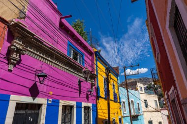 Guanajuato 'daki renkli koloni evleri. Meksika 'nın Guanajuato şehrinde renkli sokaklar ve dar sokaklar. İspanyol Koloni Biçimi.