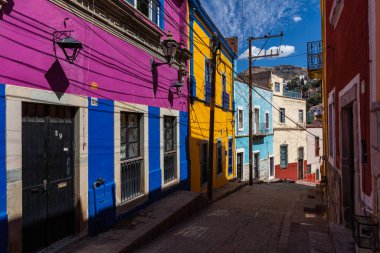Guanajuato 'daki renkli koloni evleri. Meksika 'nın Guanajuato şehrinde renkli sokaklar ve dar sokaklar. İspanyol Koloni Biçimi.