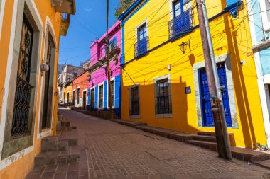 Guanajuato 'daki renkli koloni evleri. Meksika 'nın Guanajuato şehrinde renkli sokaklar ve dar sokaklar. İspanyol Koloni Biçimi.