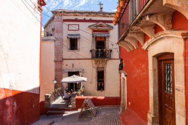 Guanajuato 'daki renkli koloni evleri. Meksika 'nın Guanajuato şehrinde renkli sokaklar ve dar sokaklar. İspanyol Koloni Biçimi.