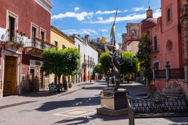 Guanajuato 'daki renkli koloni evleri. Meksika 'nın Guanajuato şehrinde renkli sokaklar ve dar sokaklar. İspanyol Koloni Biçimi.