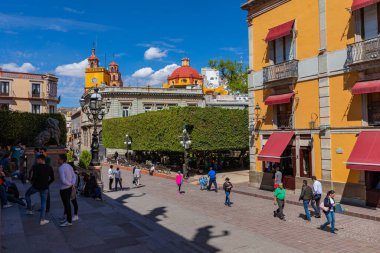 Guanajuato 'daki renkli koloni evleri. Meksika 'nın Guanajuato şehrinde renkli sokaklar ve dar sokaklar. İspanyol Koloni Biçimi.