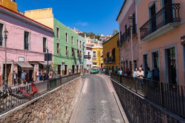 Guanajuato 'daki renkli koloni evleri. Meksika 'nın Guanajuato şehrinde renkli sokaklar ve dar sokaklar. İspanyol Koloni Biçimi.