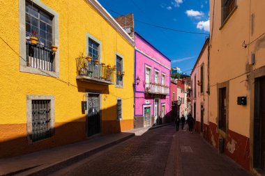 Guanajuato 'daki renkli koloni evleri. Meksika 'nın Guanajuato şehrinde renkli sokaklar ve dar sokaklar. İspanyol Koloni Biçimi.