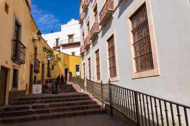 Guanajuato 'daki renkli koloni evleri. Meksika 'nın Guanajuato şehrinde renkli sokaklar ve dar sokaklar. İspanyol Koloni Biçimi.