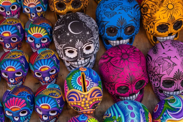 Dekorerade Färgglada Skallar Keramik Dödssymbol Marknaden Dag För Död Mexiko — Stockfoto