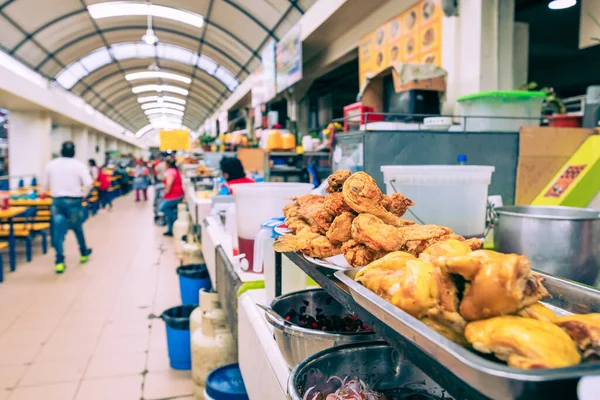 Cuenca Ekwador Lutego 2020 Tradycyjny Ekuadoriański Rynek Żywności Sprzedającej Produkty — Zdjęcie stockowe