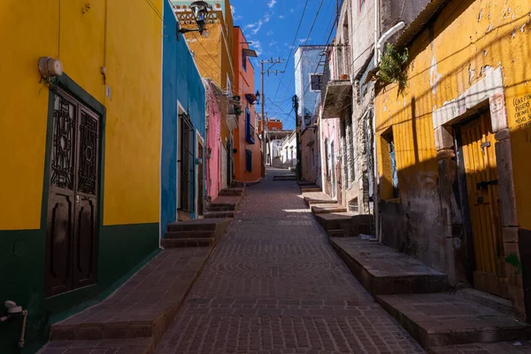 Guanajuato 'daki renkli koloni evleri. Meksika 'nın Guanajuato şehrinde renkli sokaklar ve dar sokaklar. İspanyol Koloni Biçimi.