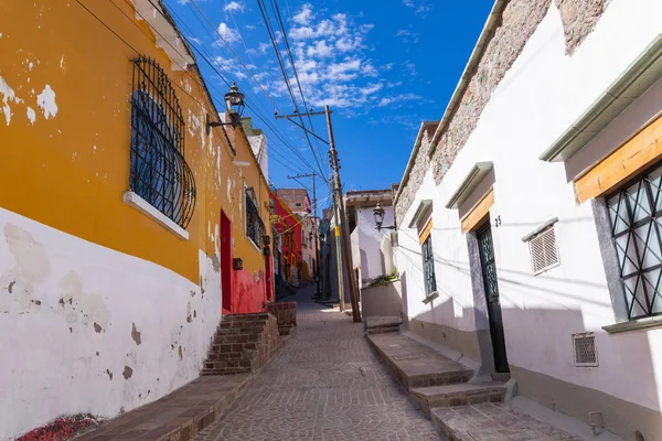 Guanajuato 'daki renkli koloni evleri. Meksika 'nın Guanajuato şehrinde renkli sokaklar ve dar sokaklar. İspanyol Koloni Biçimi.