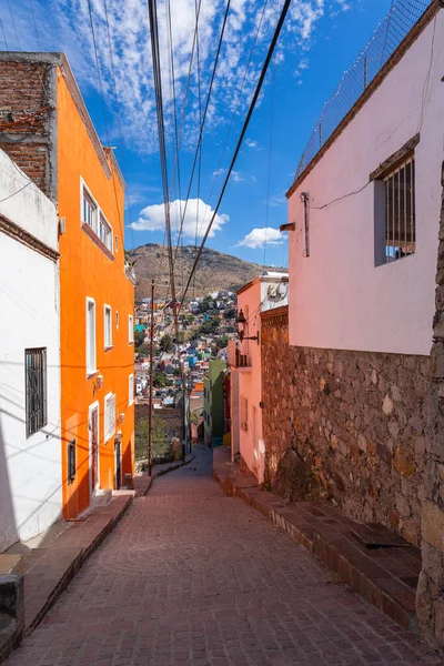 Guanajuato 'daki renkli koloni evleri. Meksika 'nın Guanajuato şehrinde renkli sokaklar ve dar sokaklar. İspanyol Koloni Biçimi.