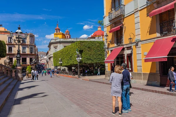 グアナファトの古い町の色の植民地時代の家 メキシコのグアナファト市のカラフルな路地や狭い通り スペイン植民地様式 — ストック写真