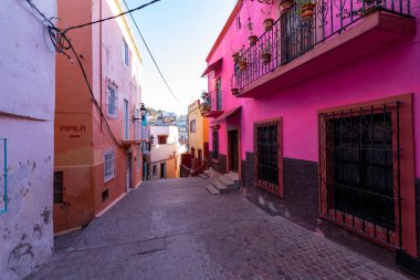 Guanajuato 'daki renkli koloni evleri. Meksika 'nın Guanajuato şehrinde renkli sokaklar ve dar sokaklar. İspanyol Koloni Biçimi.