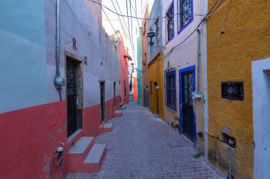 Guanajuato 'daki renkli koloni evleri. Meksika 'nın Guanajuato şehrinde renkli sokaklar ve dar sokaklar. İspanyol Koloni Biçimi.
