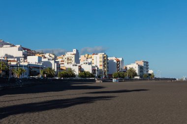 Santa Cruz d la Palma - La Palma 'nın güzel başkenti. İspanya 'nın Kanarya Adaları. Şehir merkezi ve sahilin panoramik manzarası. 
