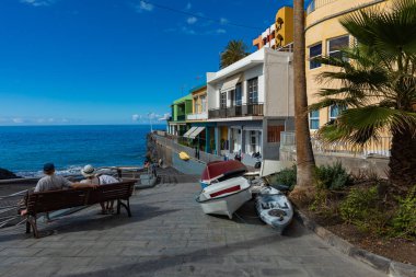 Palmiyeler plajda siyah lav kumlarıyla La Palma Adası, Kanarya Adası, İspanya 'da Puerto Naos' da.