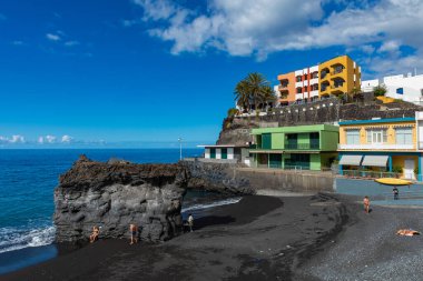 Palmiyeler plajda siyah lav kumlarıyla La Palma Adası, Kanarya Adası, İspanya 'da Puerto Naos' da.