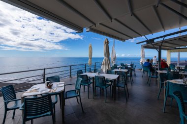 Palmiyeler plajda siyah lav kumlarıyla La Palma Adası, Kanarya Adası, İspanya 'da Puerto Naos' da.